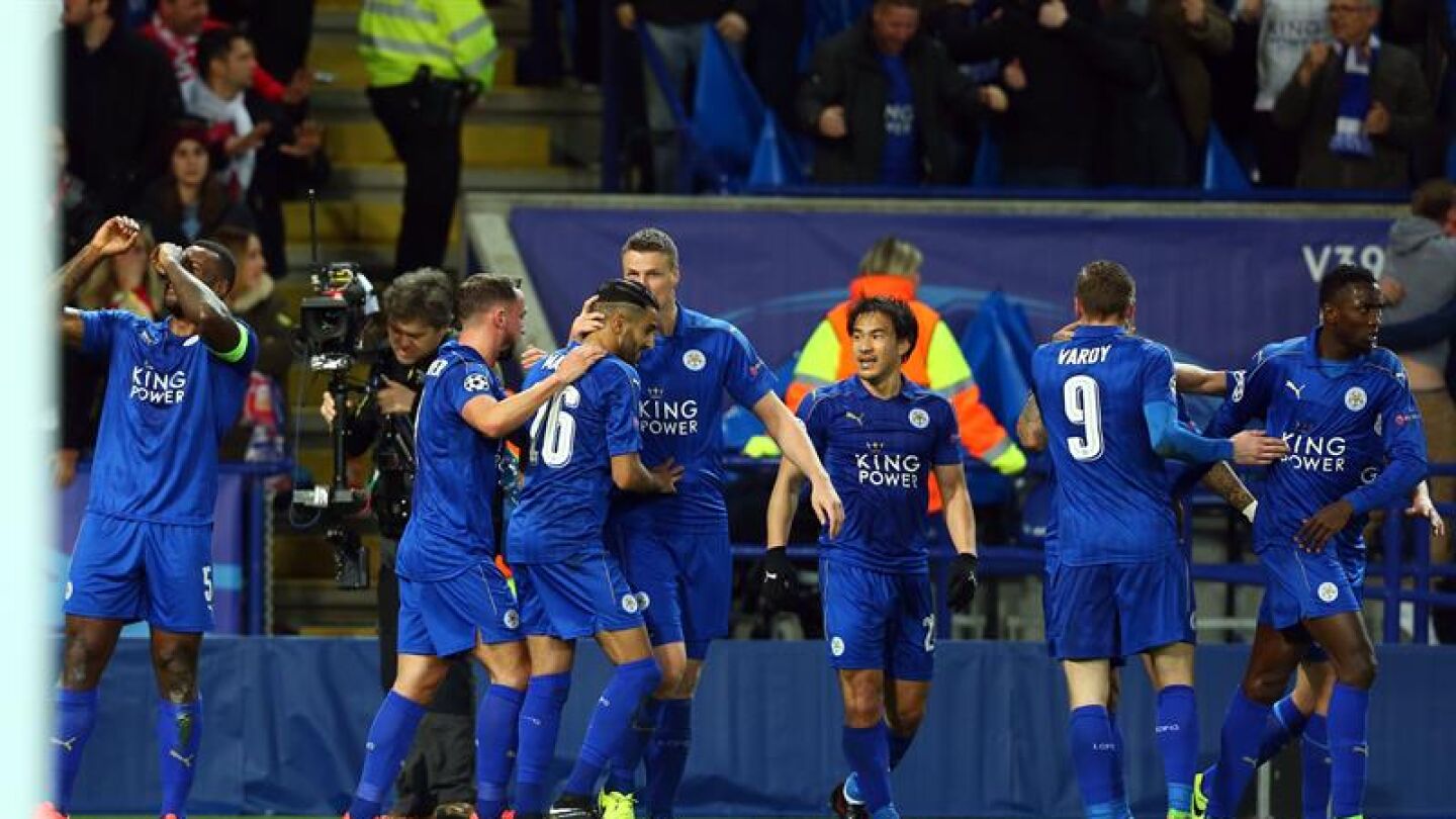 Wes Morgan, capit&aacute;n del Leicester junto a su equipo