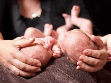 Una mujer con dos bebés Una mujer con dos bebés