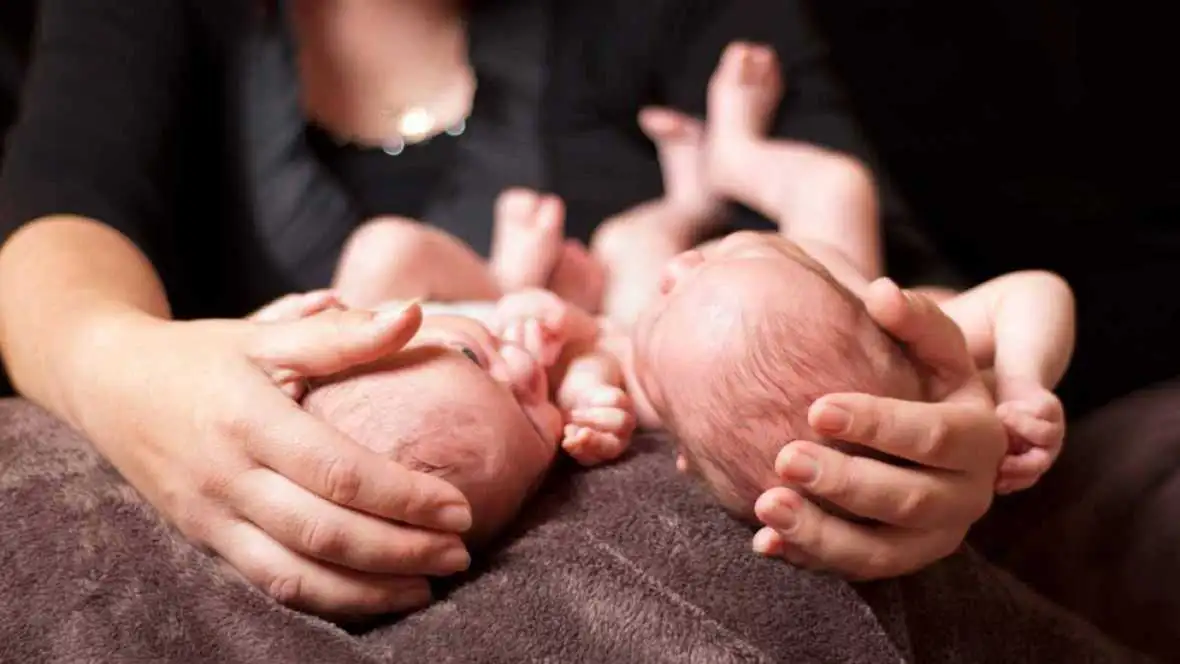 Una mujer con dos bebés