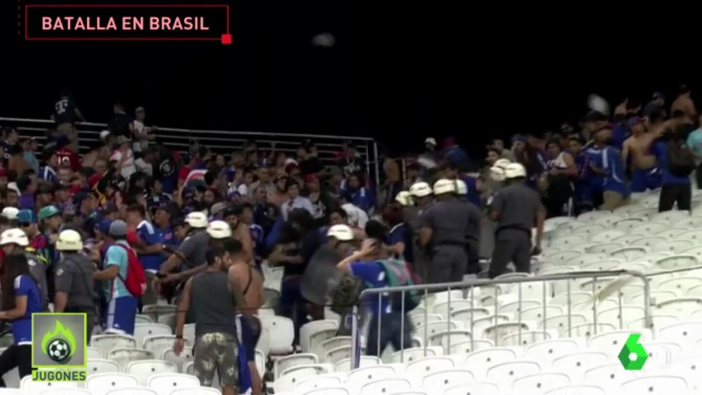 Pelea entre hinchas y polic&iacute;a en Brasil