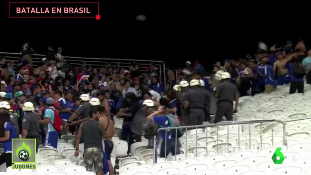 Pelea entre hinchas y polic&iacute;a en Brasil