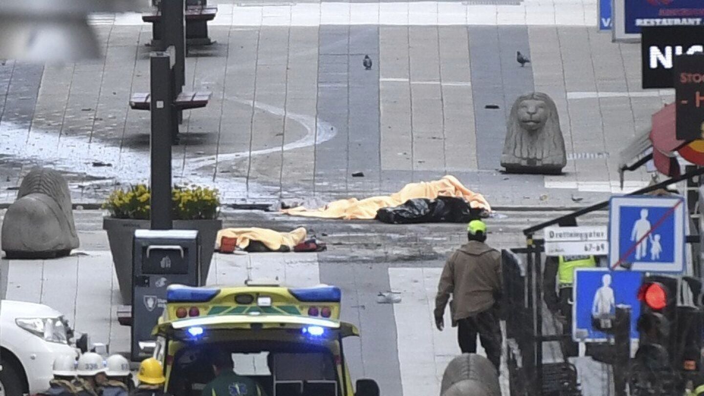 Vista de los cuerpos de las v&iacute;ctimas del atentado en el centro de Estocolmo, Suecia