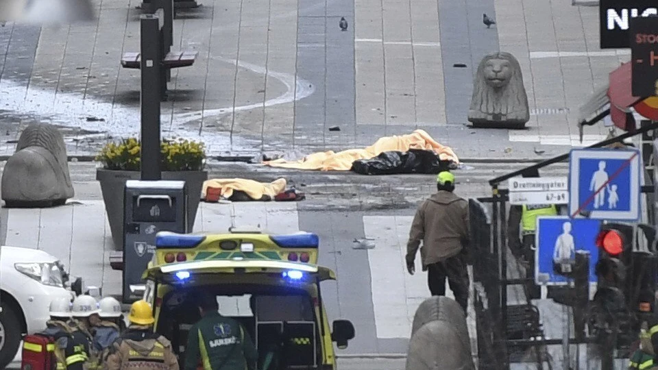 Vista de los cuerpos de las víctimas del atentado en el centro de Estocolmo, Suecia