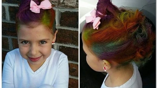 Gianessa con su pelo en forma de cuerno de unicornio Gianessa con su pelo en forma de cuerno de unicornio