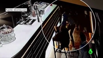 Frame 17.301753 de: Brutal paliza a un cliente de un bar de Bilbao por salir en defensa de una camarera
