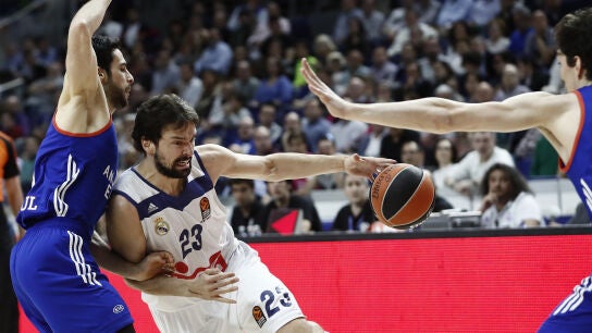 Llull avanza hacia la canasta rival ante el Anadolu Efes