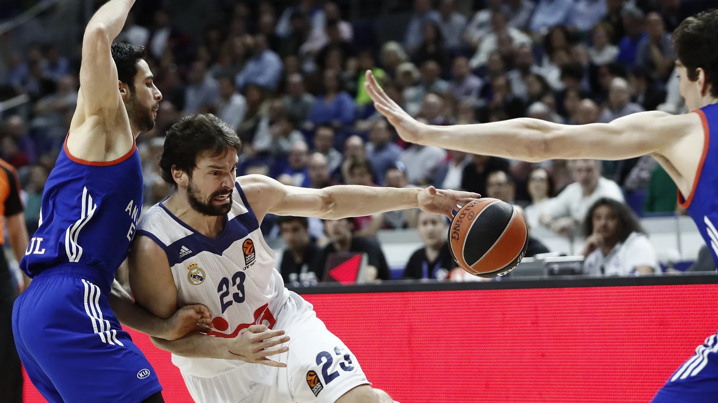 Llull avanza hacia la canasta rival ante el Anadolu Efes Llull avanza hacia la canasta rival ante el Anadolu Efes