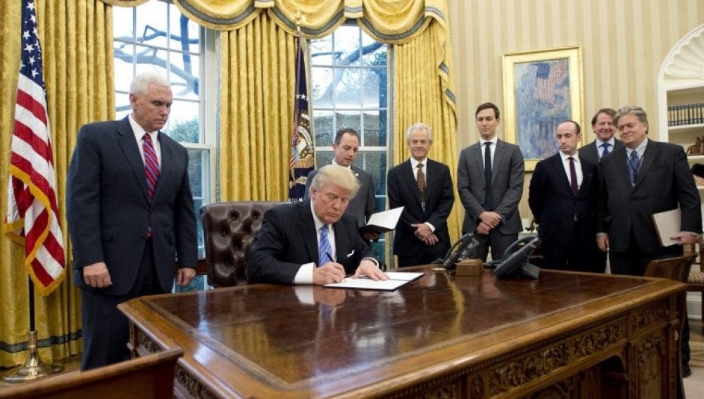 Trump firma una orden ejecutiva contra el aborto en el despacho oval