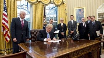 Trump firma una orden ejecutiva contra el aborto en el despacho oval