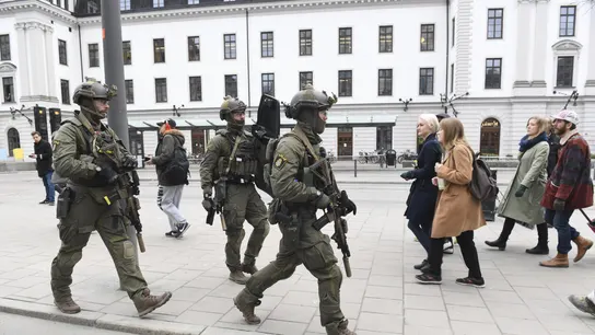 Miembros de las fuerzas especiales se despliegan en la estación central en el centro de Estocolmo Miembros de las fuerzas especiales se despliegan en la estación central en el centro de Estocolmo