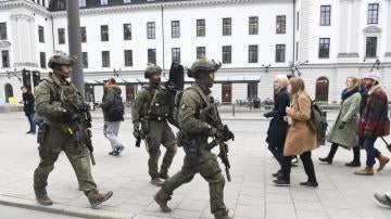 Miembros de las fuerzas especiales se despliegan en la estación central en el centro de Estocolmo