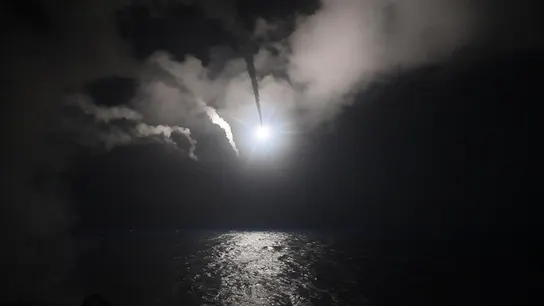 Momento en el que EEUU lanza los misiles Tomahawk para atacar una base aérea siria Momento en el que EEUU lanza los misiles Tomahawk para atacar una base aérea siria