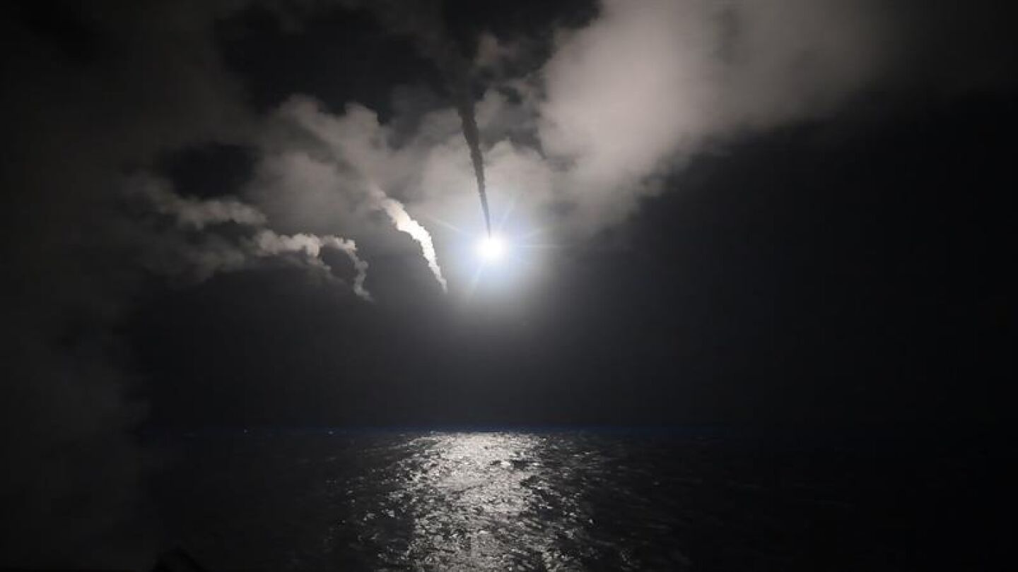 Momento en el que EEUU lanza los misiles Tomahawk para atacar una base a&eacute;rea siria