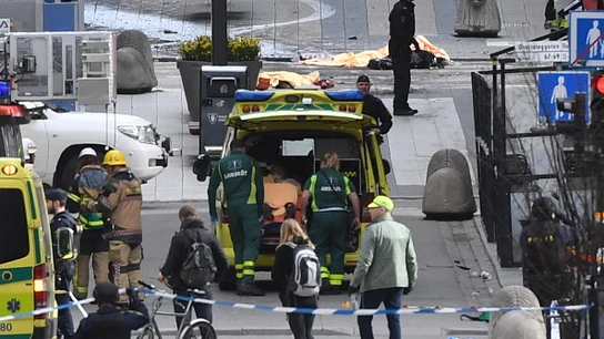 Una ambulancia atiende a los heridos en el centro de Estocolmo Una ambulancia atiende a los heridos en el centro de Estocolmo