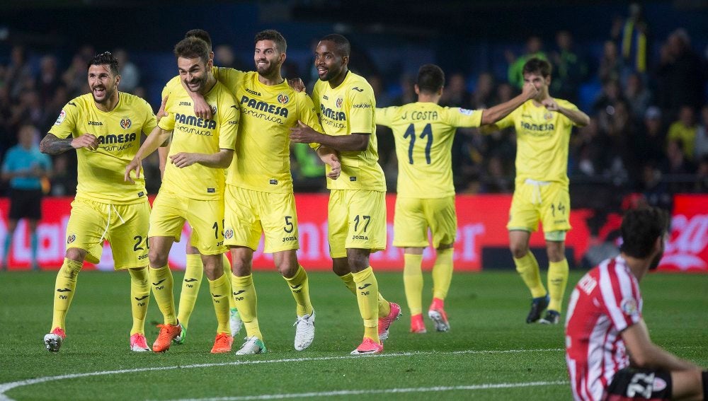 Los jugadores del Villarreal celebran un gol en el Estadio de la Cerámica