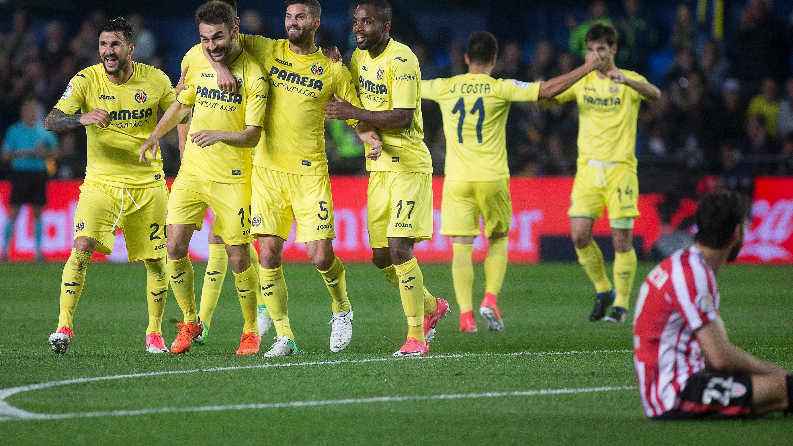 Los jugadores del Villarreal celebran un gol en el Estadio de la Cerámica