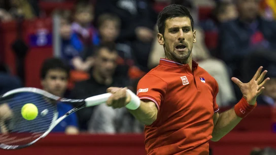 Djokovic devuelve la bola en un partido con Serbia Djokovic devuelve la bola en un partido con Serbia