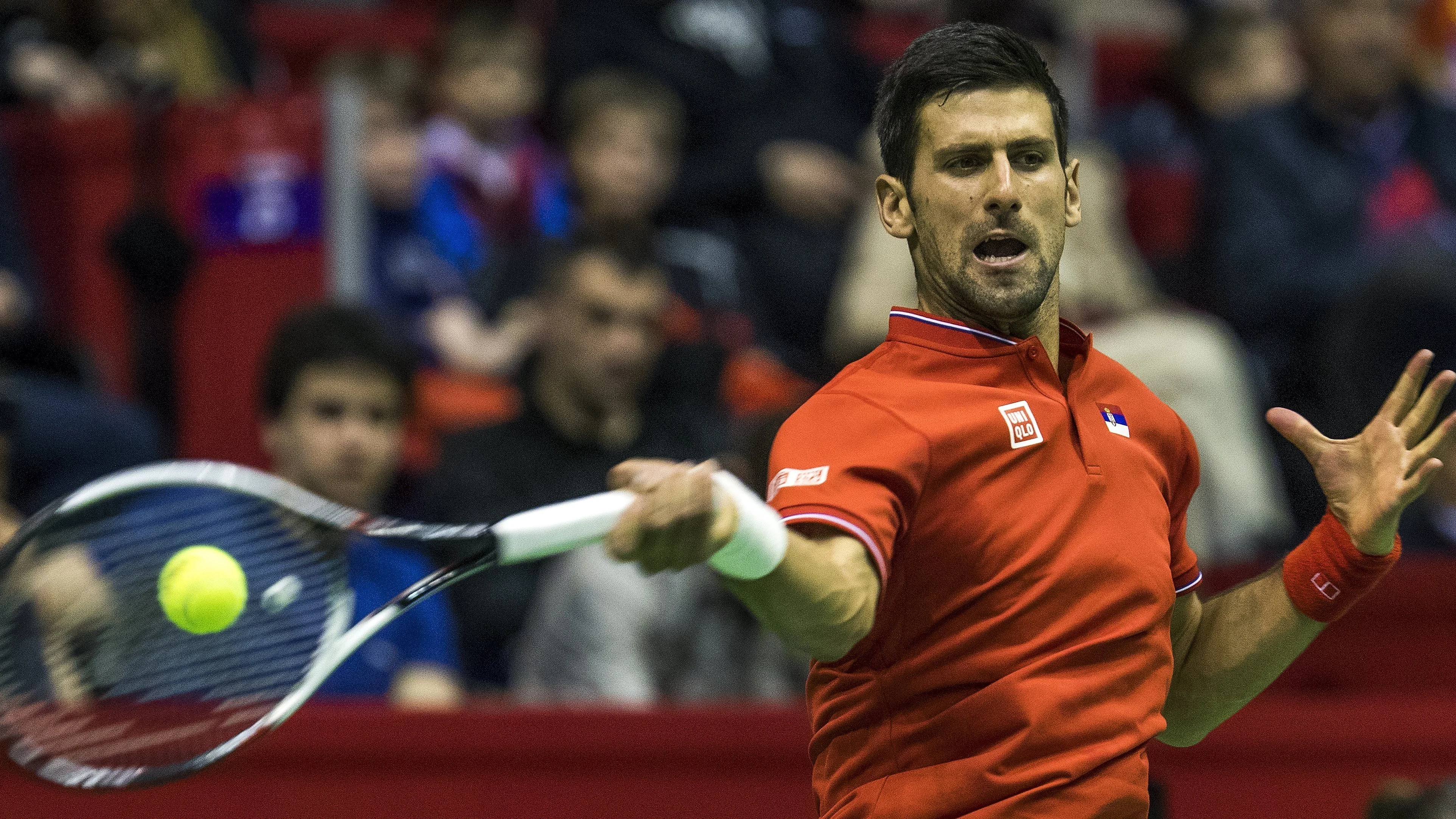 Djokovic devuelve la bola en un partido con Serbia