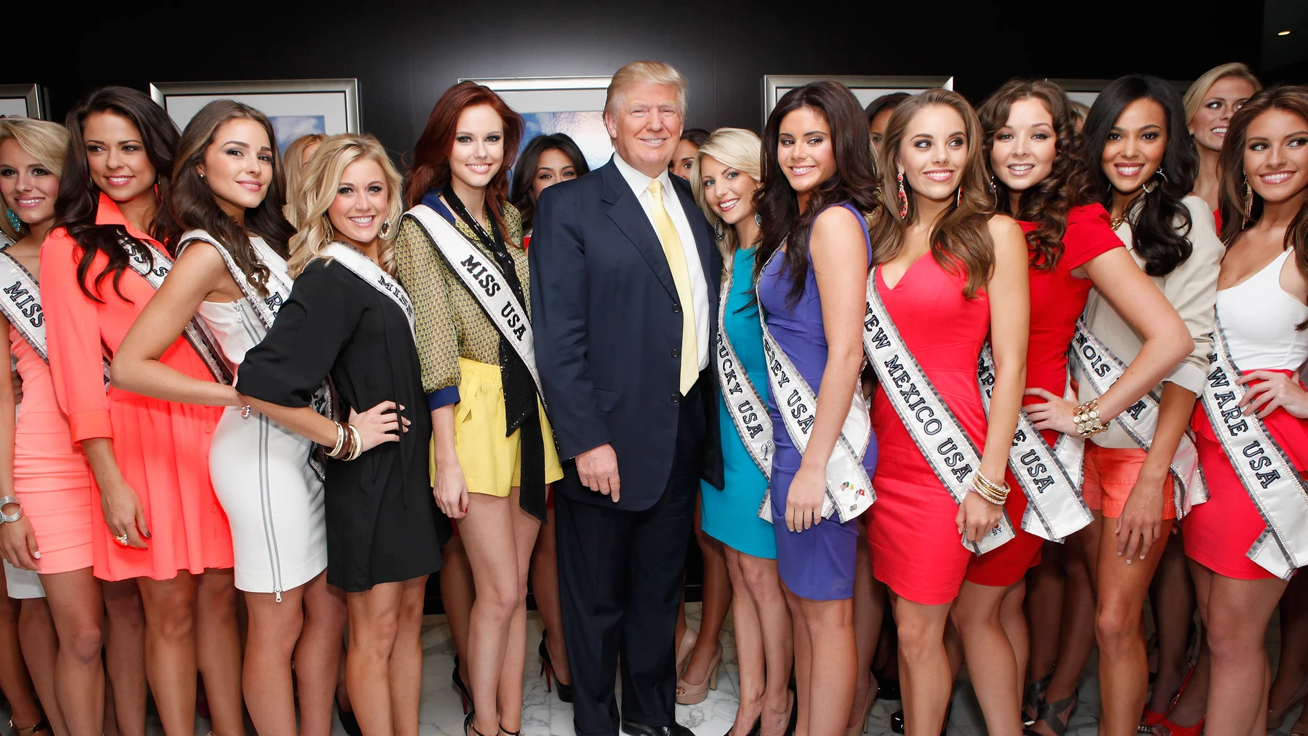 Trump rodeado de las candidatas a Miss USA