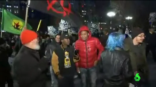 Centenas de manifestantes protestan en Nueva York por el ataque a Siria ordenado por Trump Frame 26.263925 de: Centenas de manifestantes protestan en Nueva York por el ataque a Siria ordenado por TrumpMANIS USA SIRIA