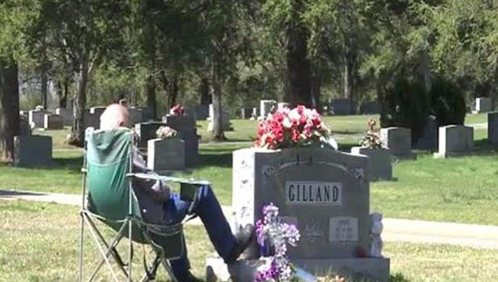 Fred Gilland frente a la tumba de su esposa