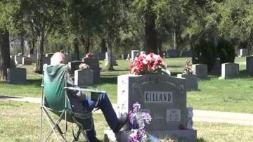 Fred Gilland frente a la tumba de su esposa