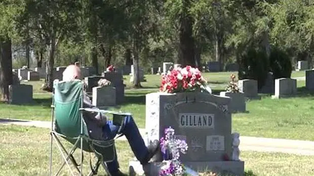 Fred Gilland frente a la tumba de su esposa