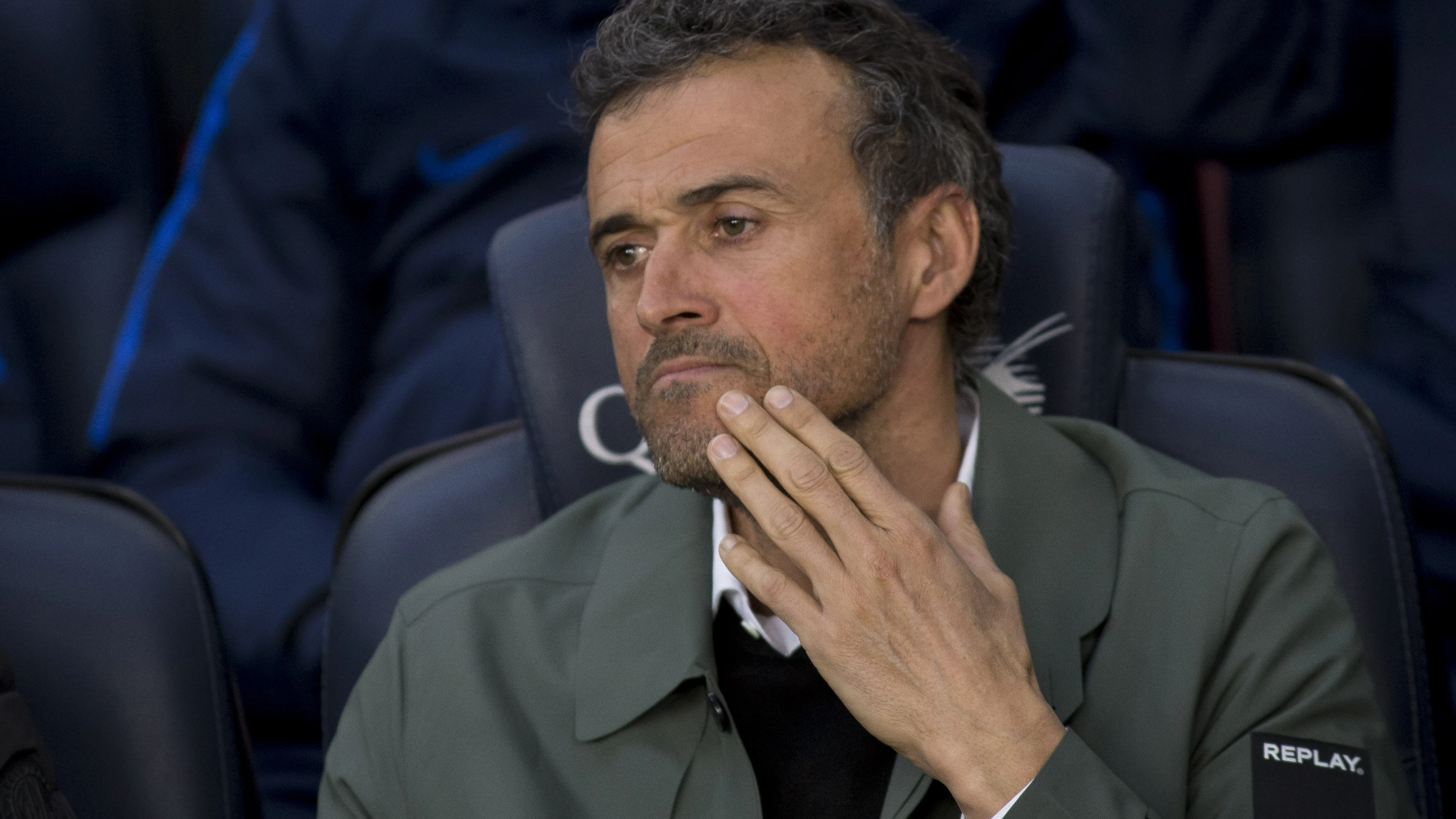 Luis Enrique, serio en el banquillo