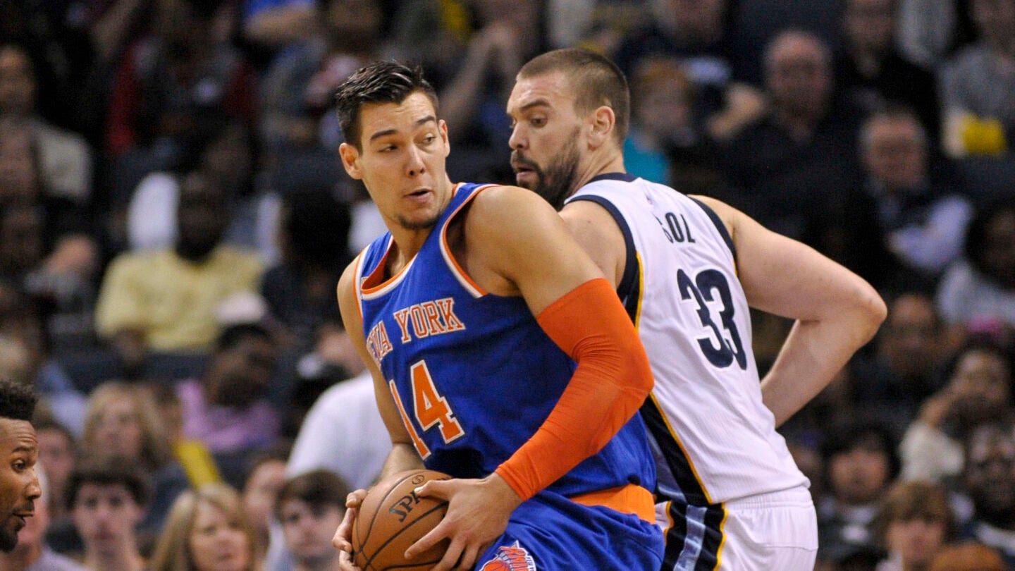 Willy Hernang&oacute;mez, ante la defensa de Marc Gasol