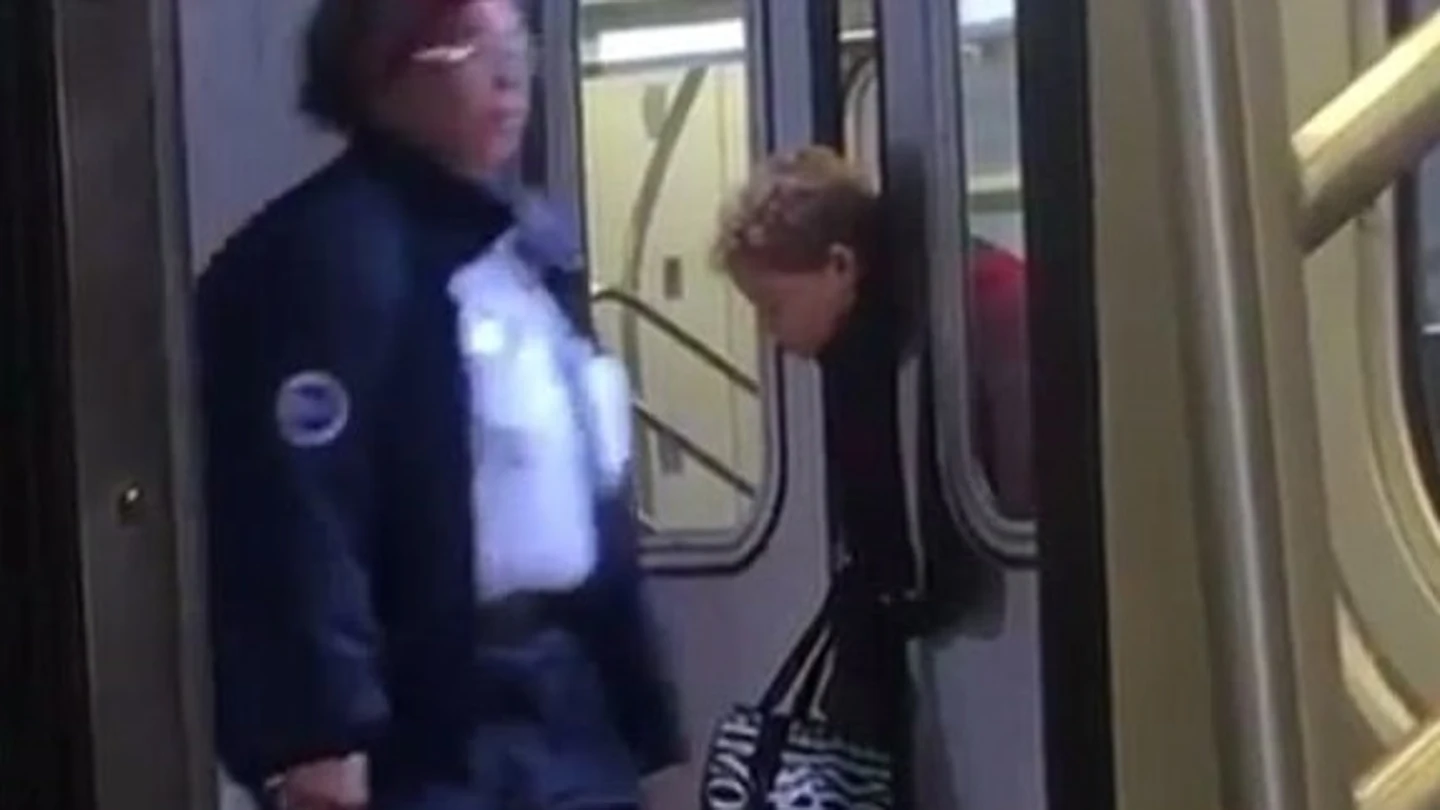 Las puertas del metro atrapan la cabeza de una anciana y nadie se para a ayudarla Las puertas del metro atrapan la cabeza de una anciana y nadie se para a ayudarla