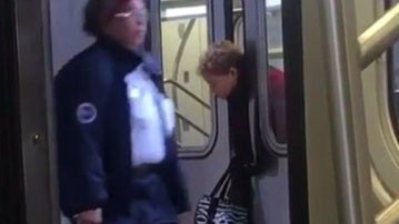 Las puertas del metro atrapan la cabeza de una anciana y nadie se para a ayudarla 