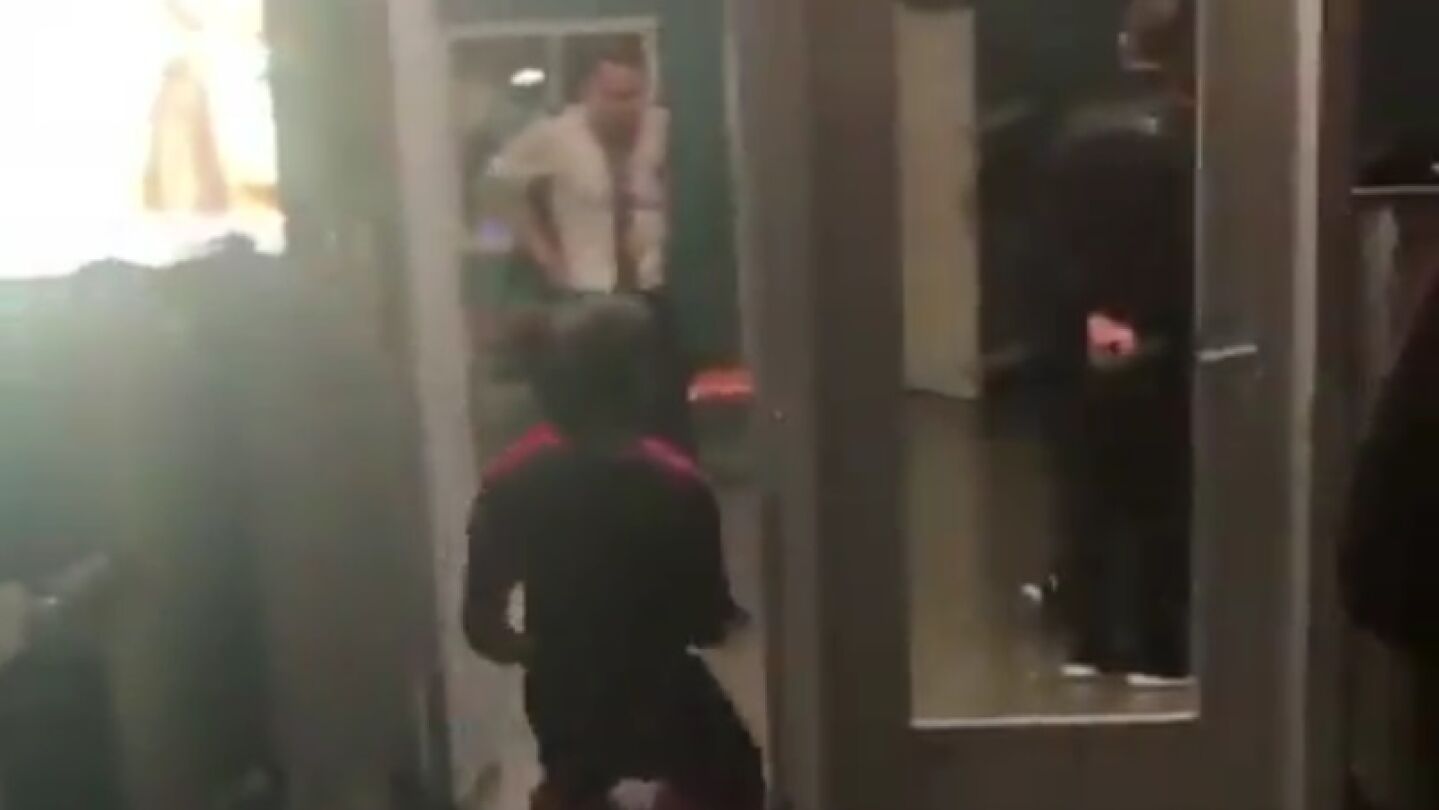 Mario Balloteli, pasando el control de seguridad