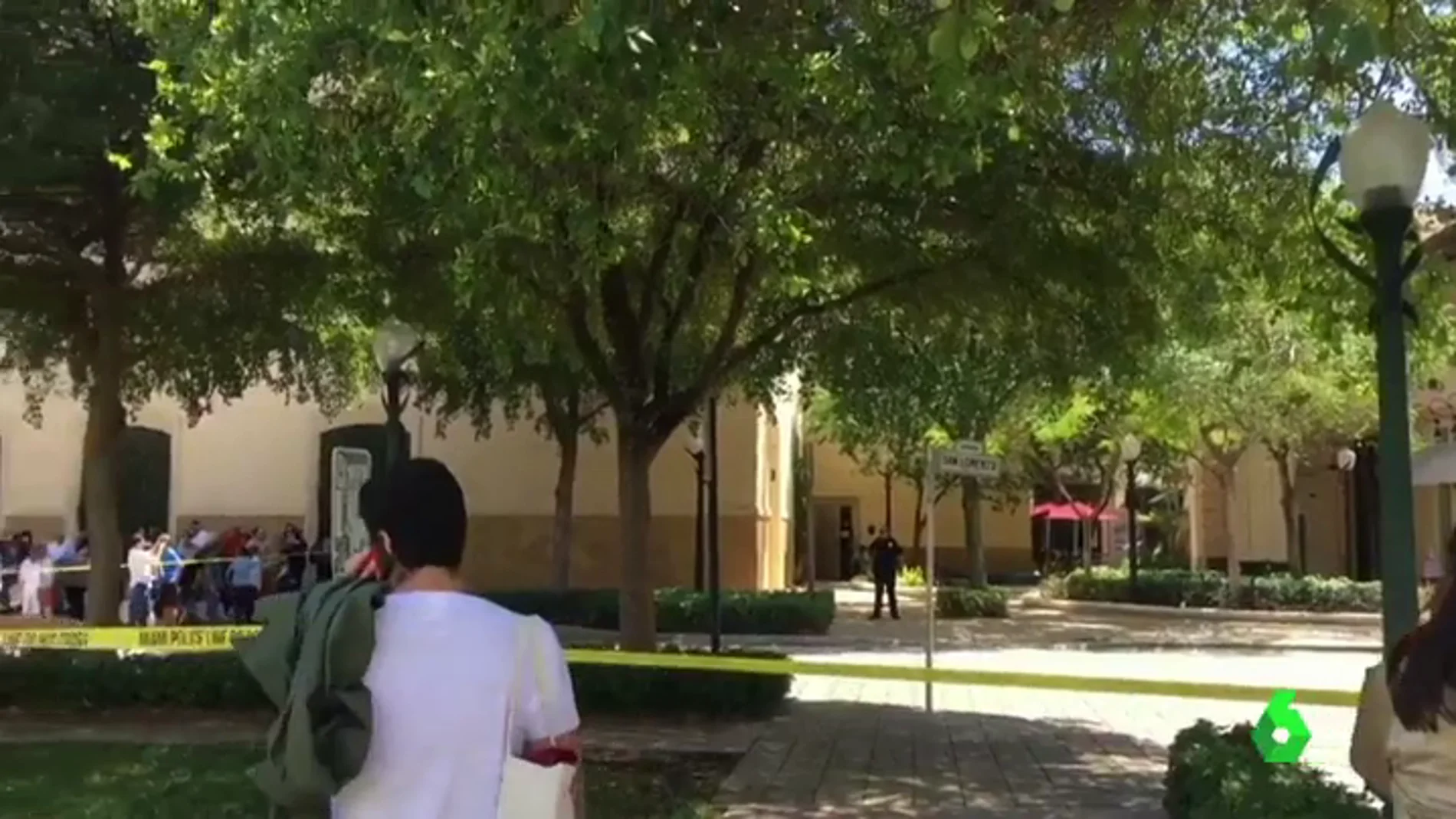 Un muerto y tres heridos en un tiroteo en un centro comercial de Miami