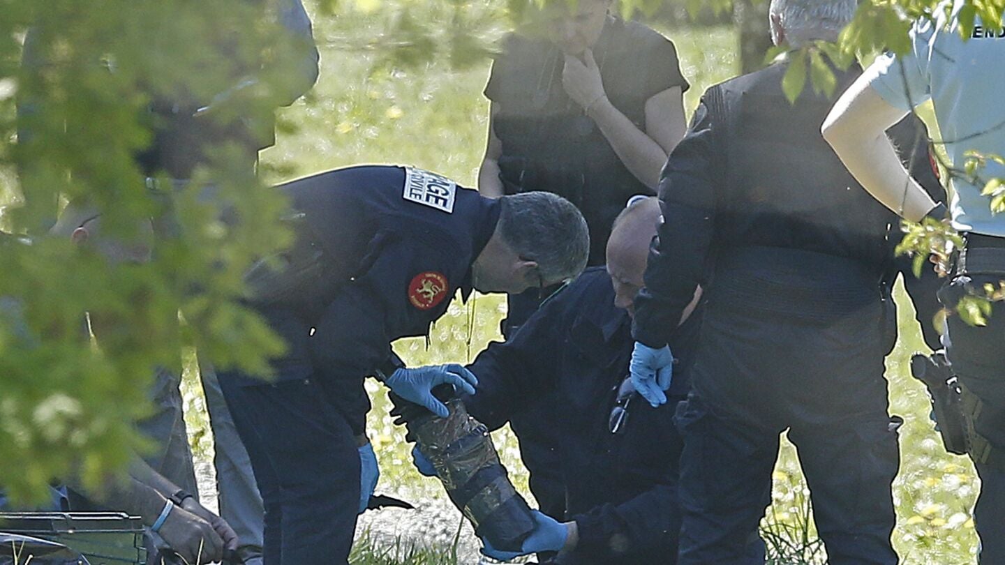 La polic&iacute;a francesa observan las armas encontradas en uno de los zulos cuya localizaci&oacute;n ha sido facilitada por ETA en la localidad de Saint Pee sur Nivelle, al sur de Francia