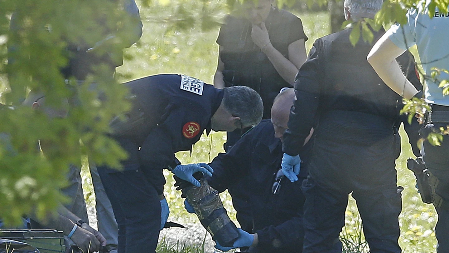 La policía francesa observan las armas encontradas en uno de los zulos cuya localización ha sido facilitada por ETA en la localidad de Saint Pee sur Nivelle, al sur de Francia La policía francesa observan las armas encontradas en uno de los zulos cuya localización ha sido facilitada por ETA en la localidad de Saint Pee sur Nivelle, al sur de Francia
