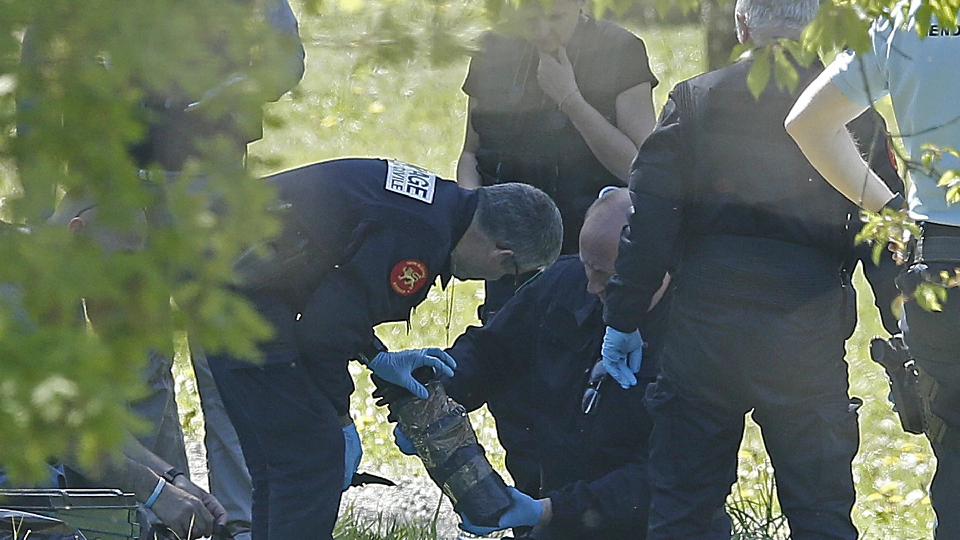 La policía francesa observan las armas encontradas en uno de los zulos cuya localización ha sido facilitada por ETA en la localidad de Saint Pee sur Nivelle, al sur de Francia