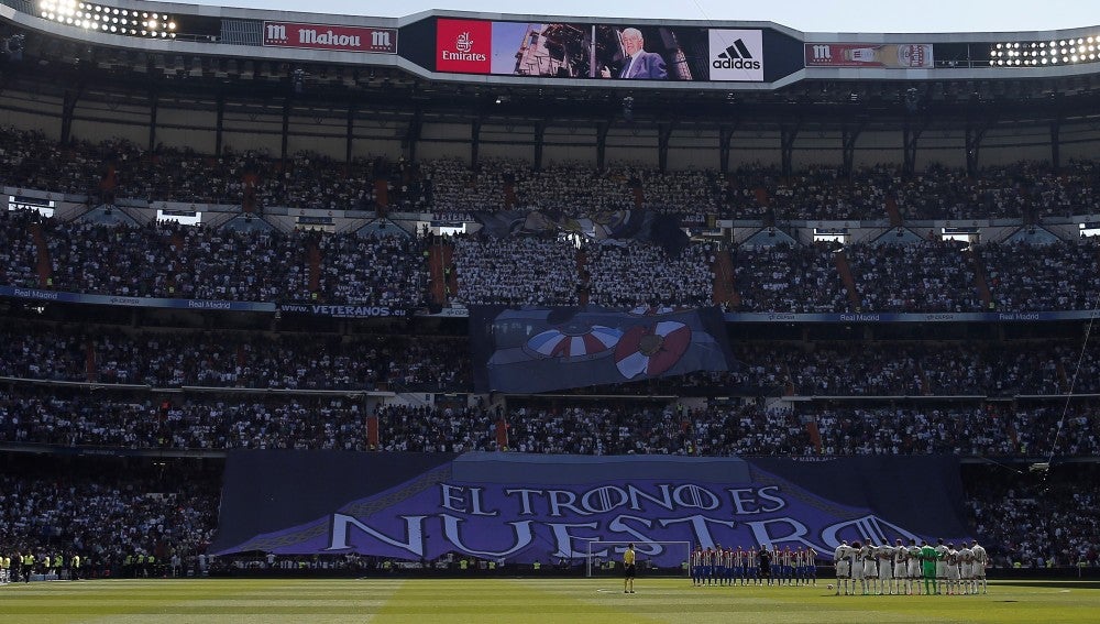El tifo desplegado en el Santiago Bernabéu antes del inicio del partido