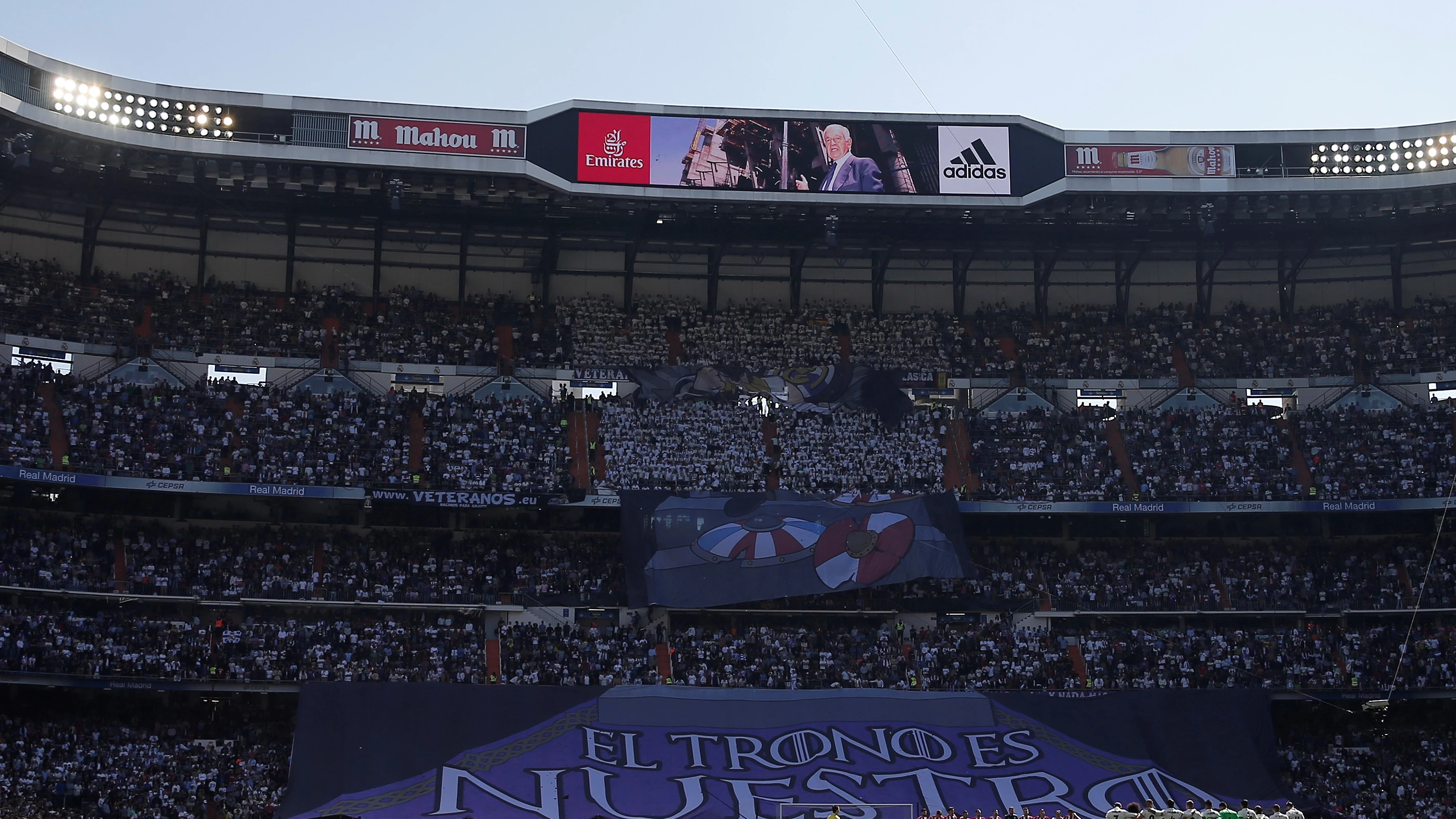 El tifo desplegado en el Santiago Bernabéu antes del inicio del partido