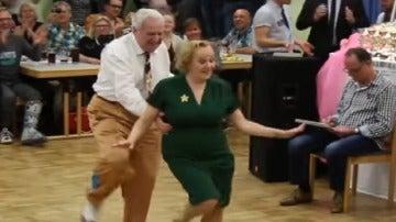 Una pareja de jubilados causan furor en las redes sociales por sus acrobacias en la pista de baile