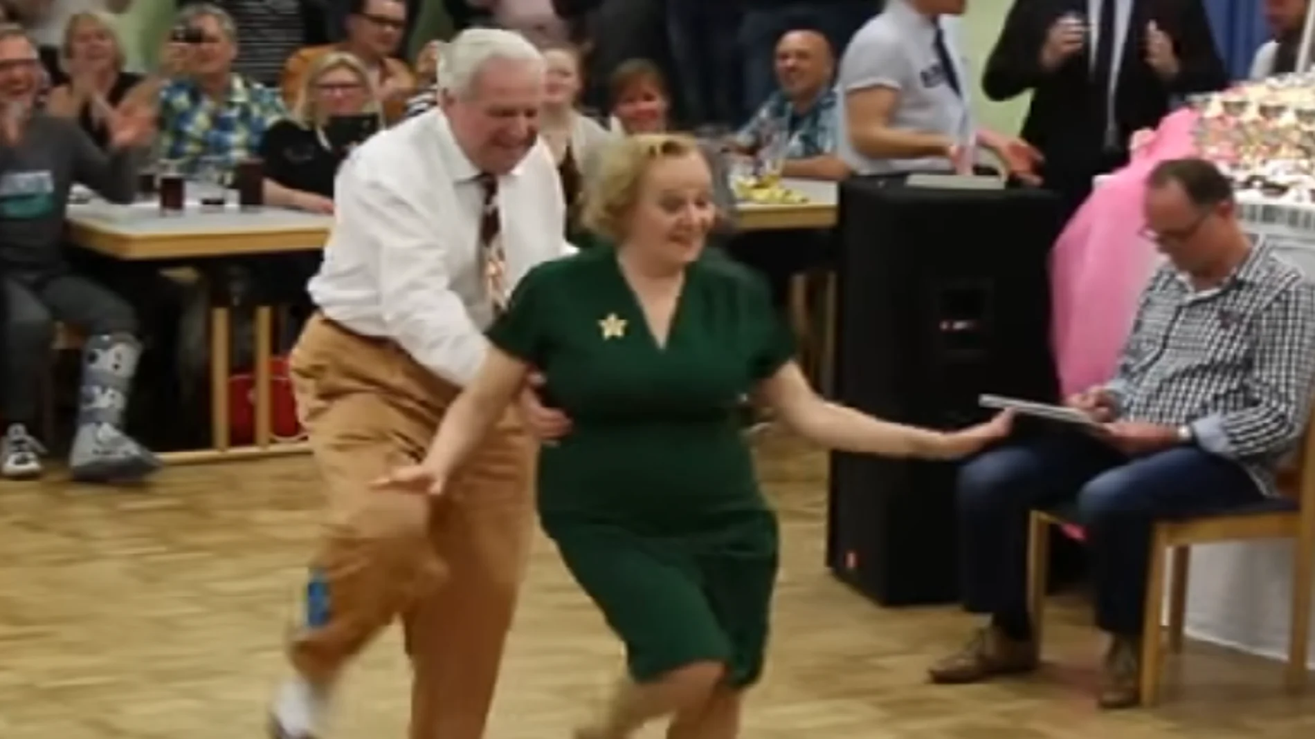 Una pareja de jubilados causan furor en las redes sociales por sus acrobacias en la pista de baile