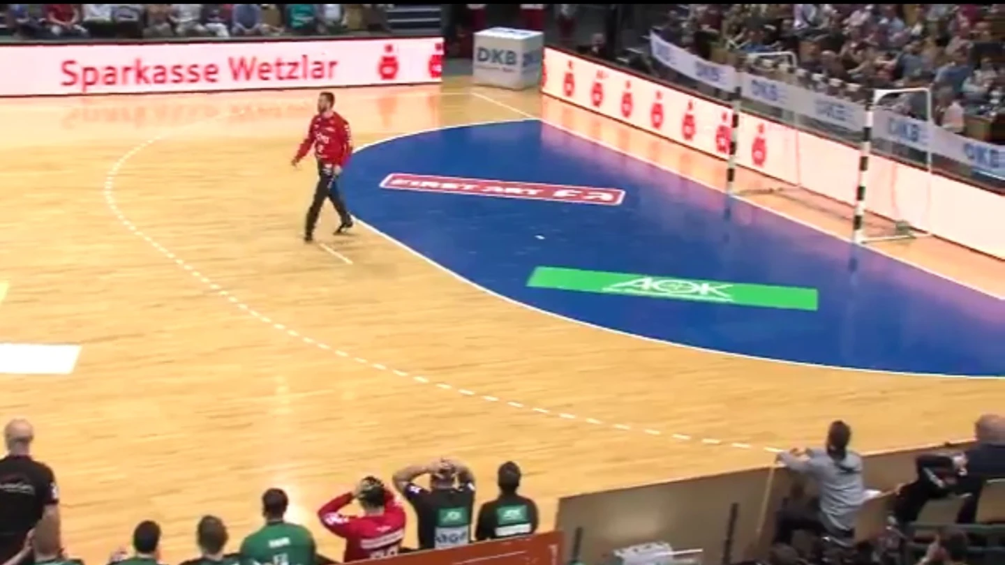 El tremendo error de un portero de balonmano en un partido El tremendo error de un portero de balonmano en un partido