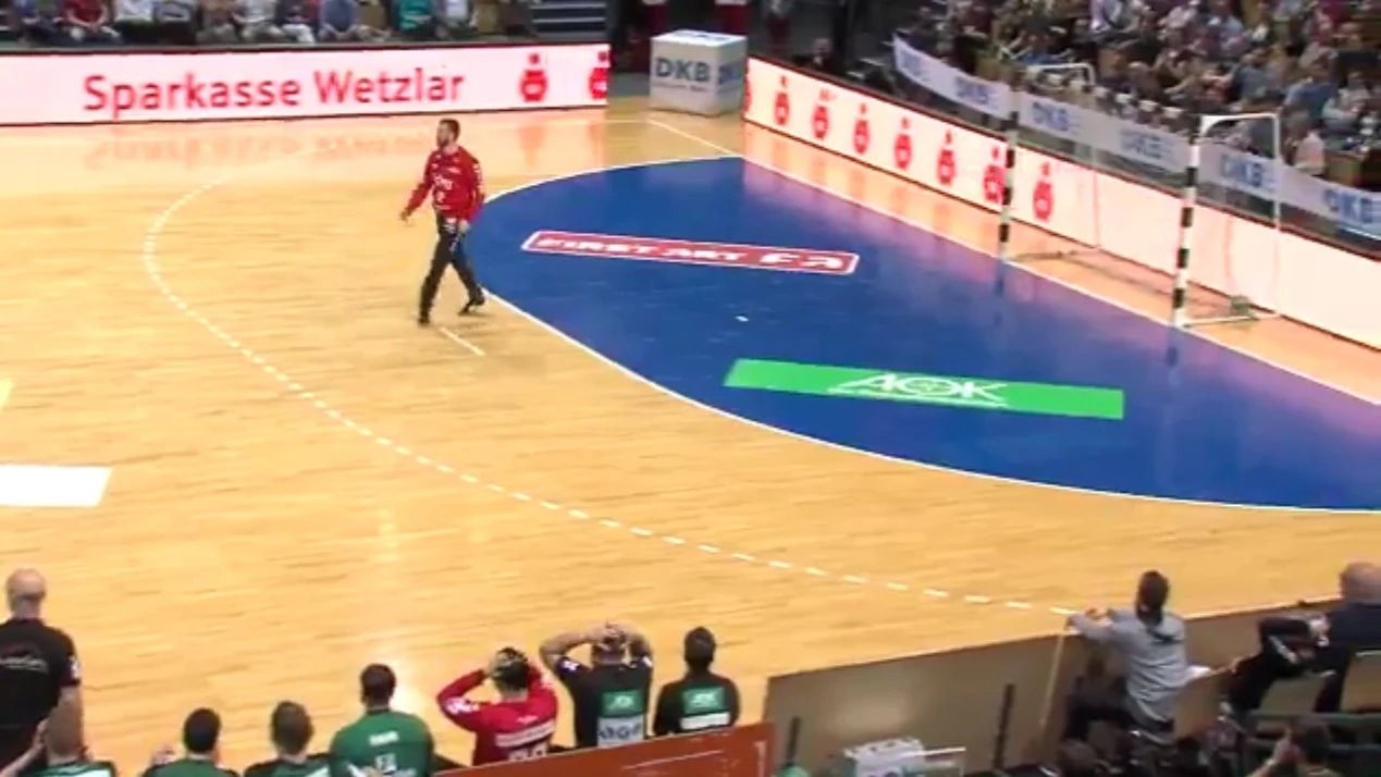 El tremendo error de un portero de balonmano en un partido