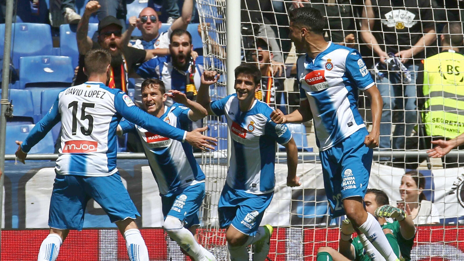 Los jugadores del Espanyol celebran un gol en el Power8 Stadium