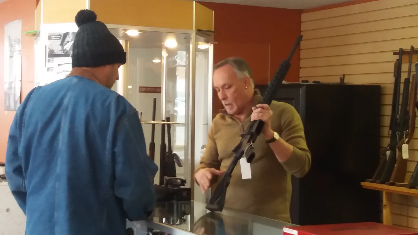 Darrel, propietario de una tienda de armas en EEUU Darrel, propietario de una tienda de armas en EEUU