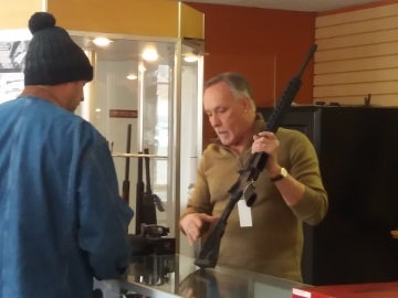 Darrel, propietario de una tienda de armas en EEUU Darrel, propietario de una tienda de armas en EEUU