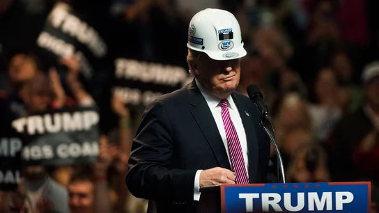 Donald Trump ataviado con un casco de obra en campaña Donald Trump ataviado con un casco de obra en campaña