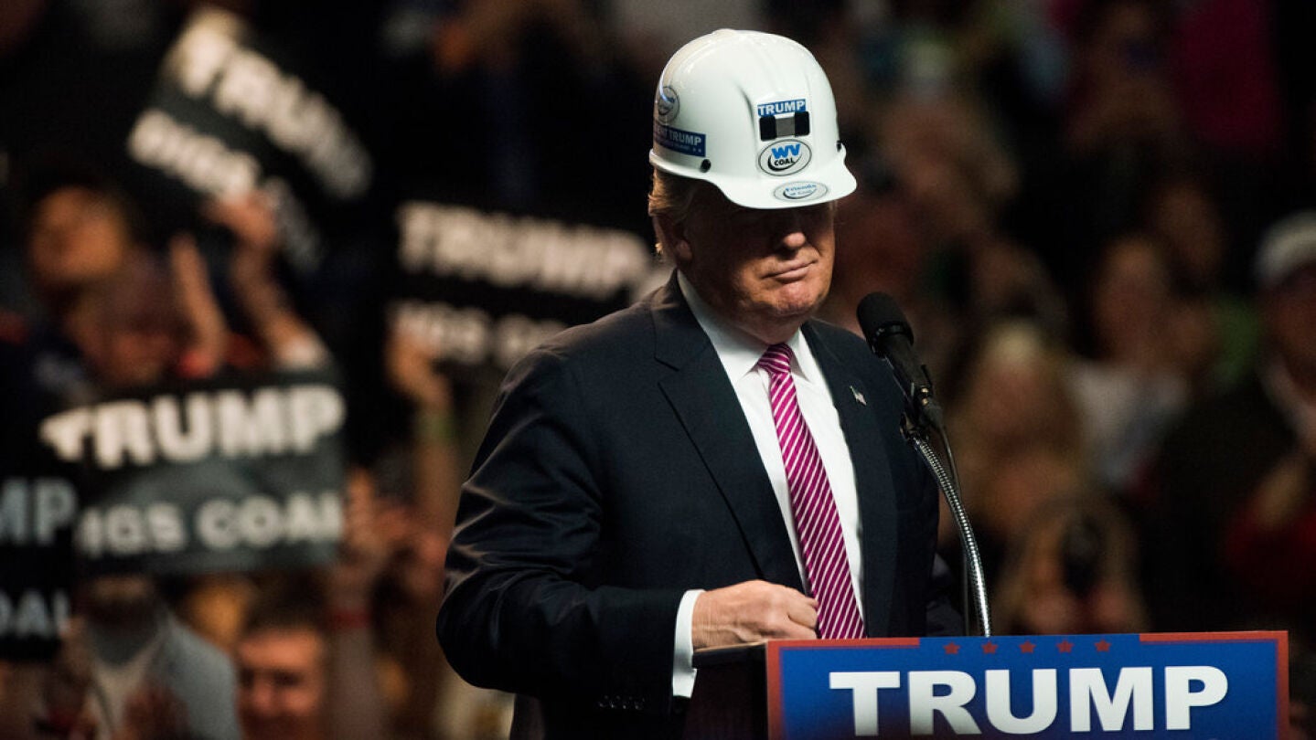 Donald Trump ataviado con un casco de obra en campa&ntilde;a