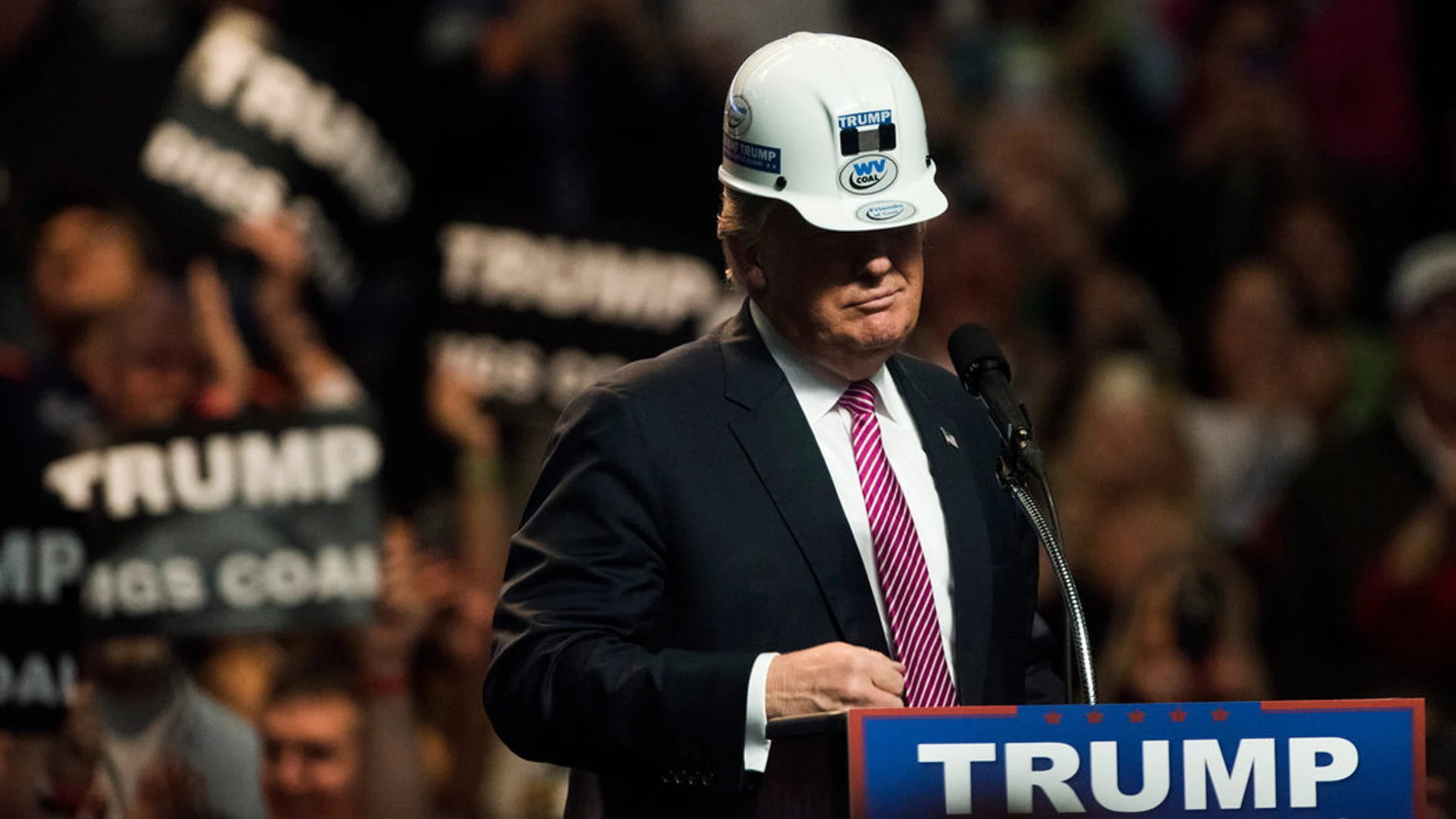 Donald Trump ataviado con un casco de obra en campaña