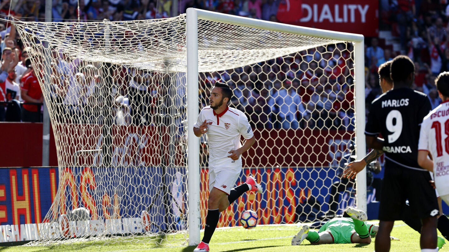 Pablo Sarabia celebra uno de sus goles con el Sevilla