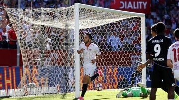 Pablo Sarabia celebra uno de sus goles con el Sevilla